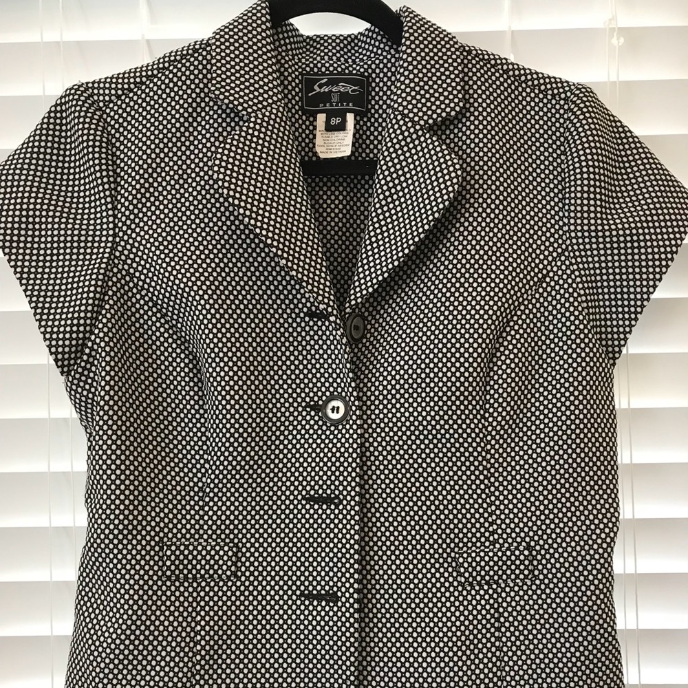 Blazer! Short sleeved. Black and white 🎯🚨SOLD🚨🚨🎯no longer available!